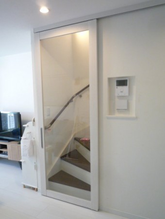 戸建て階段部分に建具を取り付け冷暖房効率ＵＰ！！